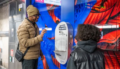 Fontaine à eau - des usagers se rafraîchissent sur le réseau