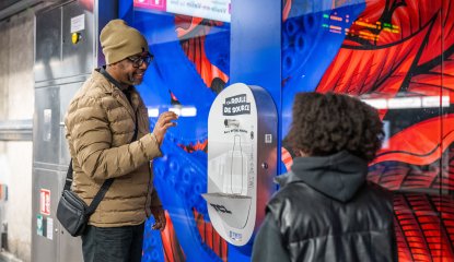 Fontaine à eau - des usagers se rafraîchissent sur le réseau
